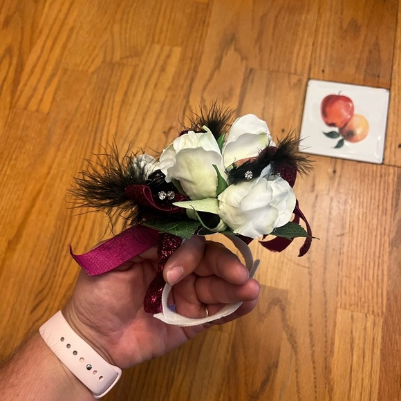 Flower/Feather Corsage - Picture 3 of 3